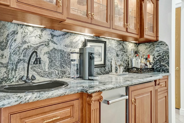 330 NW 130th Ave, Plantation, FL 33325 - indoor wet bar with tasteful backsplash
