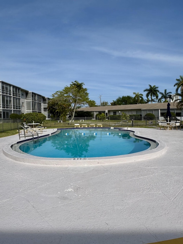 view of swimming pool with fence