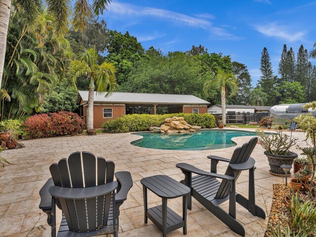 ranch-style home featuring stucco siding, driveway, a fenced front yard, a front lawn, and a garage