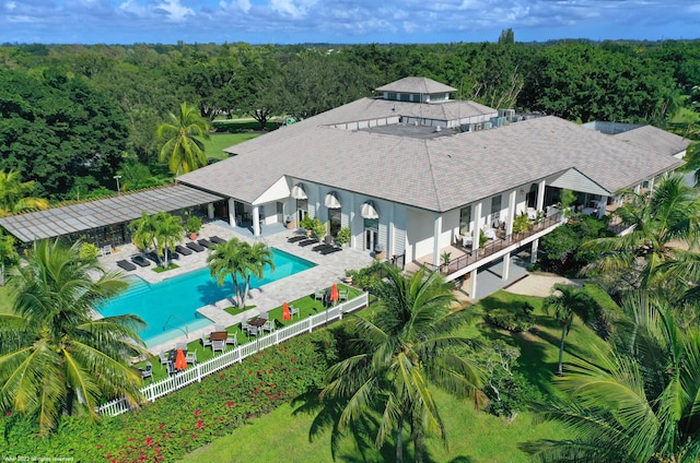 birds eye view of property featuring a view of trees