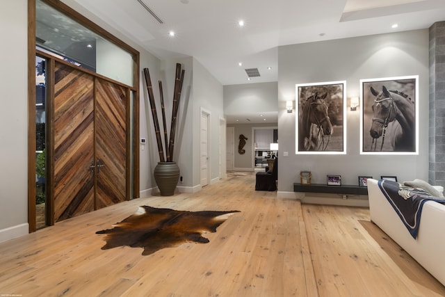 living area featuring recessed lighting, baseboards, visible vents, and hardwood / wood-style flooring