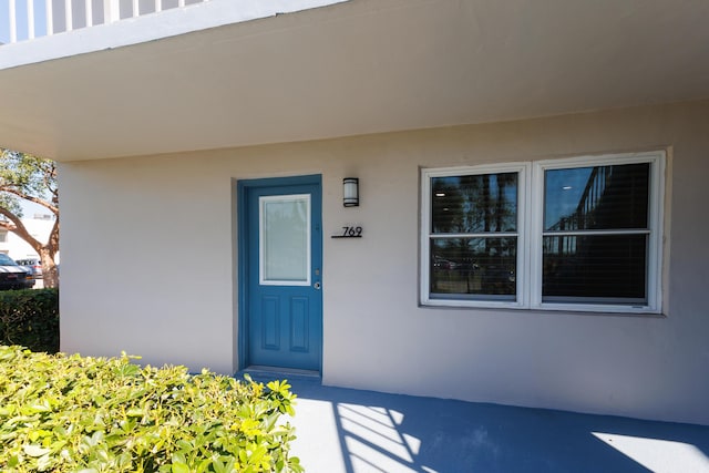 view of exterior entry with stucco siding