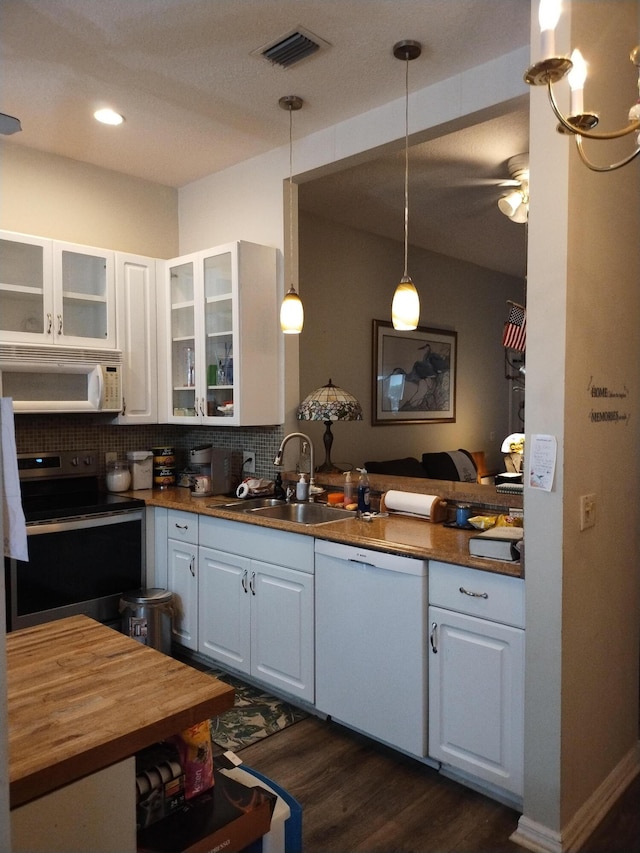 1047 NW Tuscany Dr, Port Saint Lucie, FL 34986 - kitchen featuring visible vents, white cabinets, a sink, and white appliances