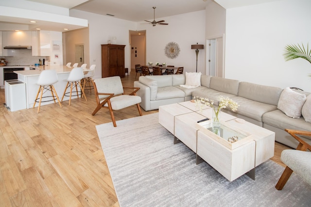 living area featuring light wood finished floors and ceiling fan