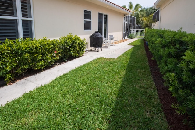 view of yard featuring a patio area