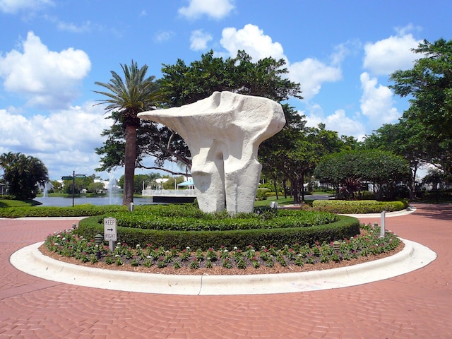 41 Windsor Ln, Palm Beach Gardens, FL 33418 - surrounding community with curved driveway and a water view