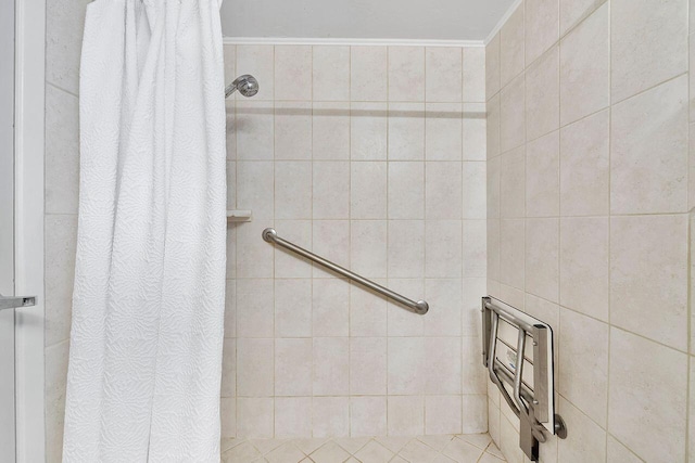full bathroom featuring a tile shower