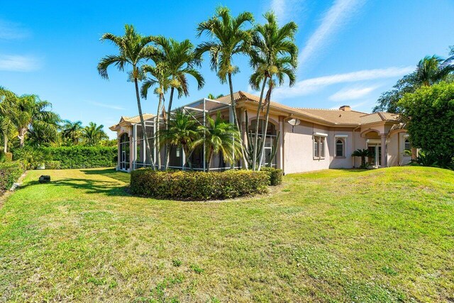 view of yard with a lanai