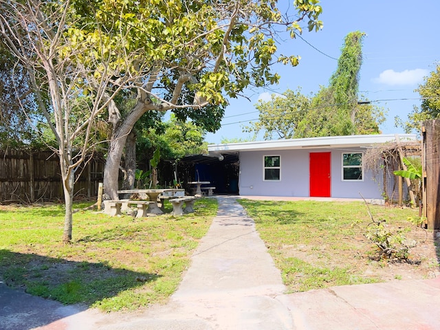 view of front of home featuring fence and a front yard