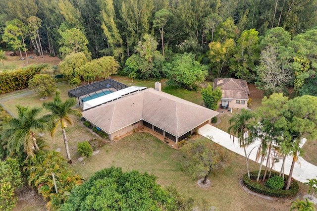 birds eye view of property featuring a forest view