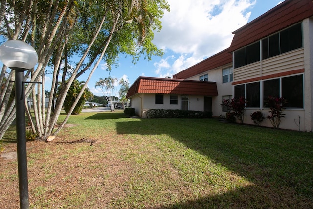 view of green lawn