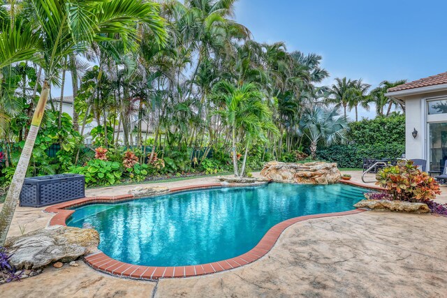 8888 Rockridge Glen Cv, Boynton Beach, FL 33473 - outdoor pool with a patio