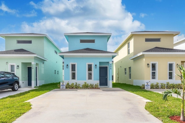 view of front facade featuring a front lawn and stucco siding