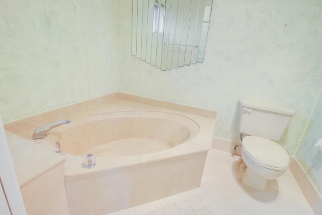 full bathroom with a garden tub, tile patterned floors, baseboards, toilet, and wallpapered walls
