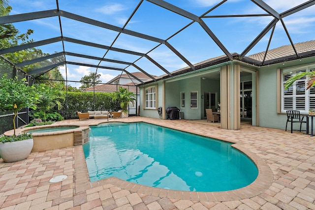 149 Sedona Way, Palm Beach Gardens, FL 33418 - view of swimming pool featuring a patio area, a pool with connected hot tub, and an outdoor hangout area