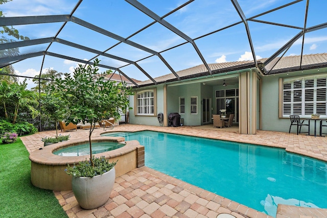 149 Sedona Way, Palm Beach Gardens, FL 33418 - view of swimming pool featuring a patio, a pool with connected hot tub, ceiling fan, and glass enclosure