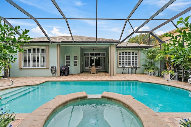 149 Sedona Way, Palm Beach Gardens, FL 33418 - view of pool featuring a pool with connected hot tub, a patio, a lanai, and ceiling fan