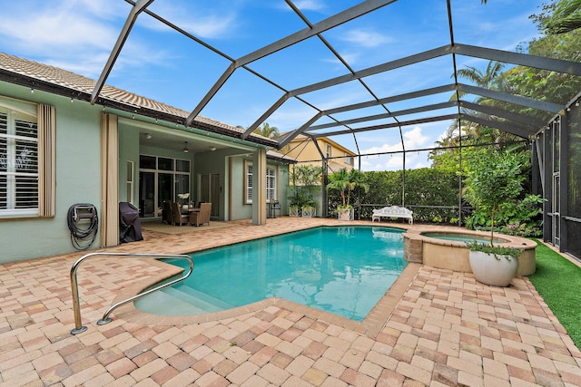 149 Sedona Way, Palm Beach Gardens, FL 33418 - view of swimming pool with a pool with connected hot tub, a patio area, and ceiling fan