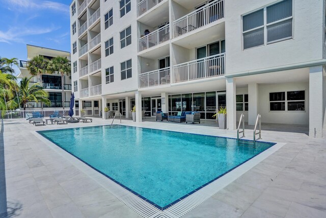 155 Isle Of Venice Dr Unit 304, Fort Lauderdale, FL 33301 - view of patio / terrace with a community pool and fence