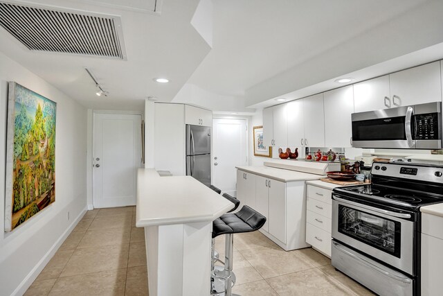 155 Isle Of Venice Dr Unit 304, Fort Lauderdale, FL 33301 - kitchen with stainless steel appliances, a sink, a peninsula, light countertops, and light tile patterned floors