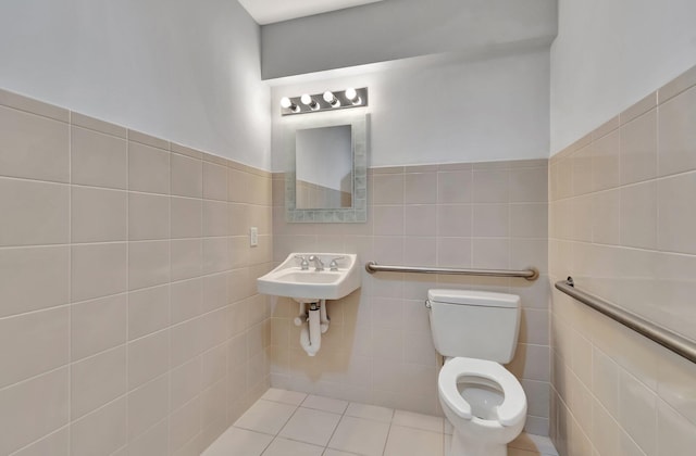 801 S Olive Ave Unit 127, West Palm Beach, FL 33401 - half bath with a sink, toilet, and tile walls