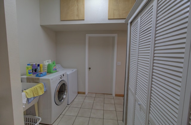 laundry room with independent washer and dryer, light tile patterned flooring, cabinet space, and baseboards