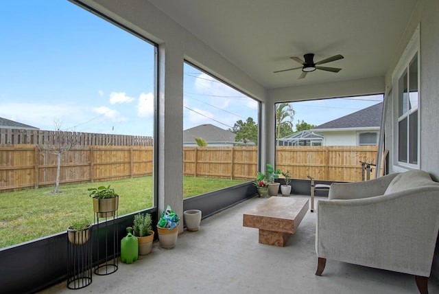 sunroom / solarium featuring outdoor lounge area and a ceiling fan