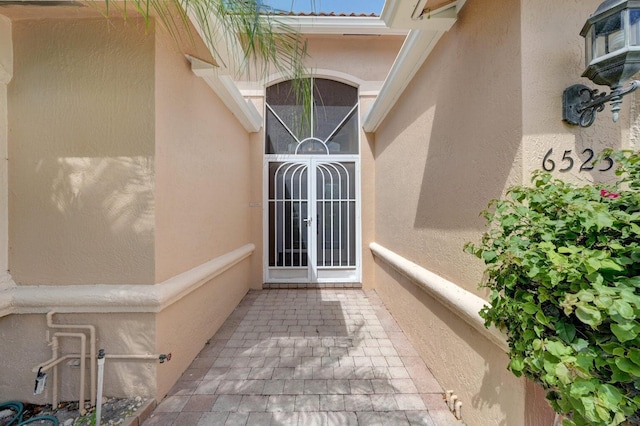 property entrance with stucco siding