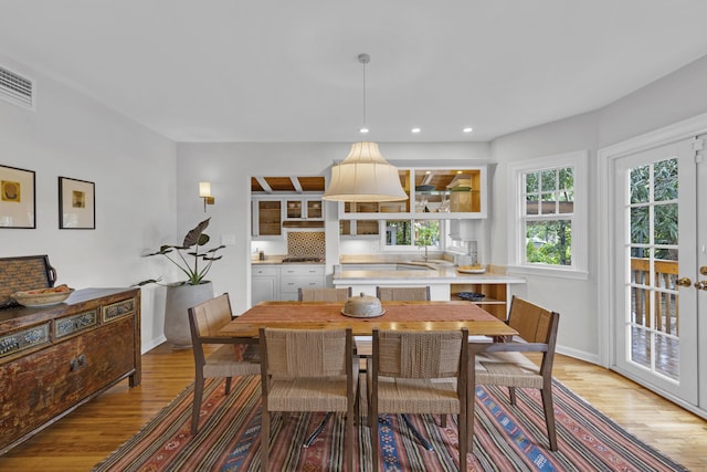 dining area featuring recessed lighting, baseboards, light wood finished floors, and visible vents