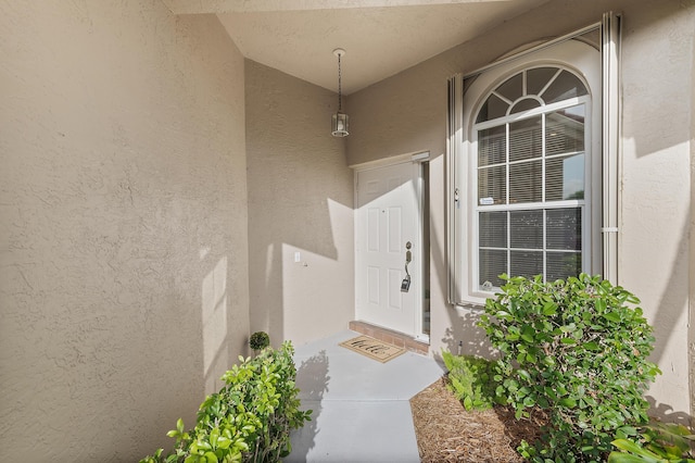 entrance to property with stucco siding