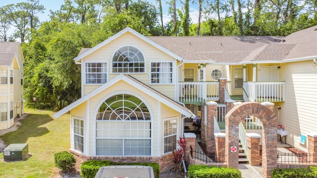 5005 Laguna Bay Cir Unit 26, Kissimmee, FL 34746 - view of front of house with a shingled roof, a front yard, and stairs
