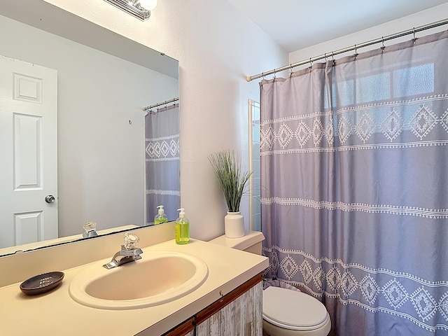 5005 Laguna Bay Cir Unit 26, Kissimmee, FL 34746 - bathroom with vanity, toilet, and curtained shower