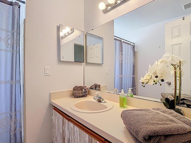5005 Laguna Bay Cir Unit 26, Kissimmee, FL 34746 - bathroom with visible vents, a shower with curtain, and vanity