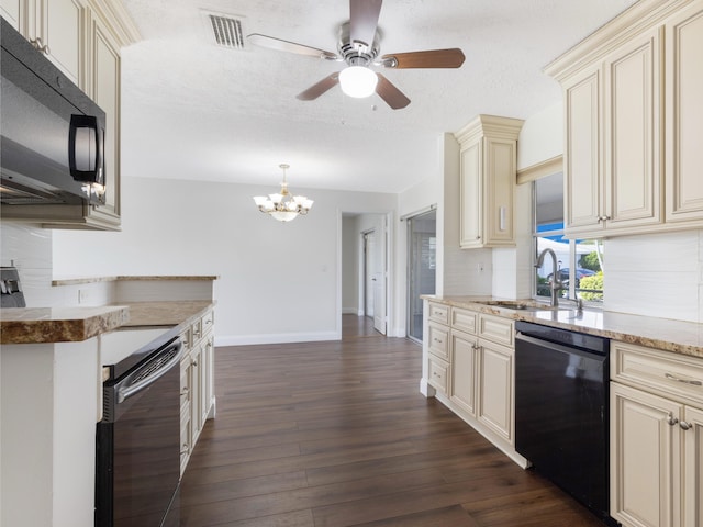kitchen with visible vents, dark wood-type flooring, ceiling fan with notable chandelier, cream cabinets, and black appliances