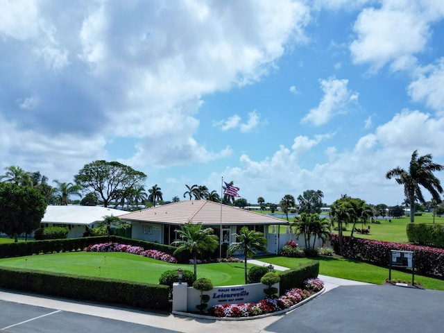 view of front of property with a front yard