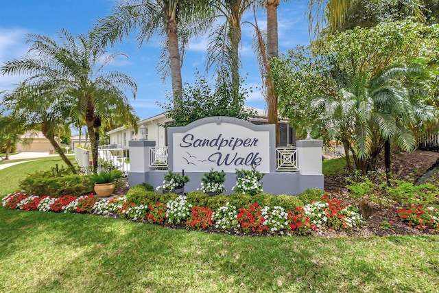 community / neighborhood sign featuring a yard