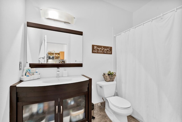 full bathroom featuring curtained shower, toilet, and vanity