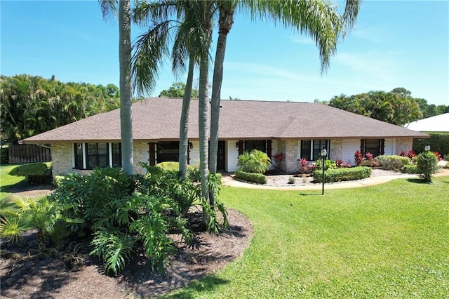 1090 31st Ave, Vero Beach, FL 32960 - ranch-style house featuring a front yard and roof with shingles