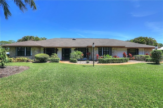 1090 31st Ave, Vero Beach, FL 32960 - single story home featuring a front lawn and a garage