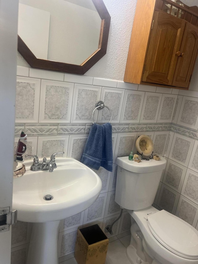 75 Flanders B B, Delray Beach, FL 33484 - bathroom with toilet and tile walls