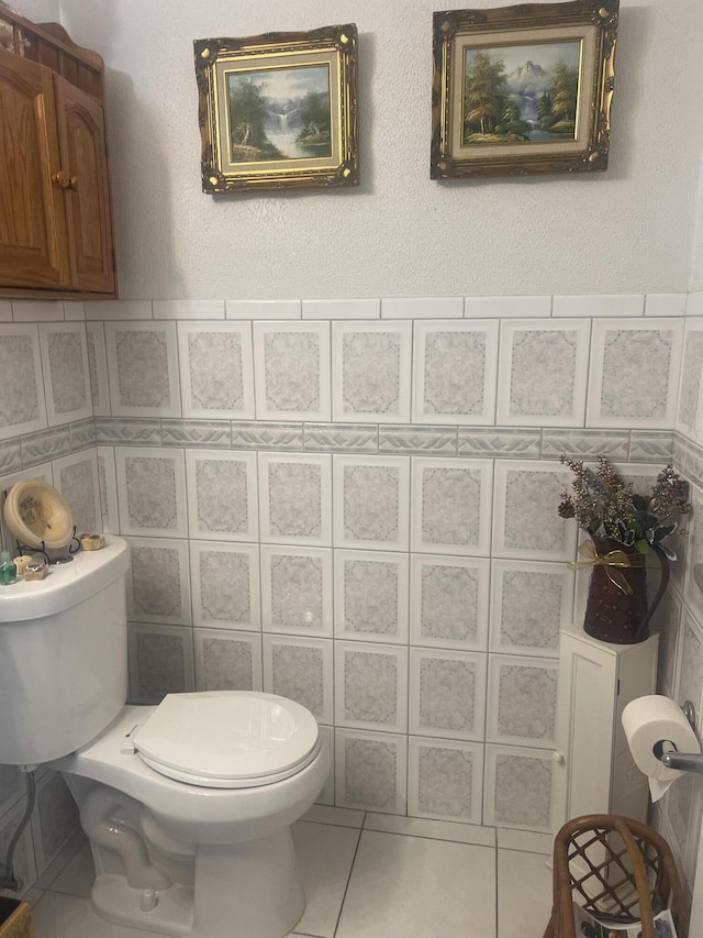 75 Flanders B B, Delray Beach, FL 33484 - bathroom with toilet, tile patterned flooring, and tile walls