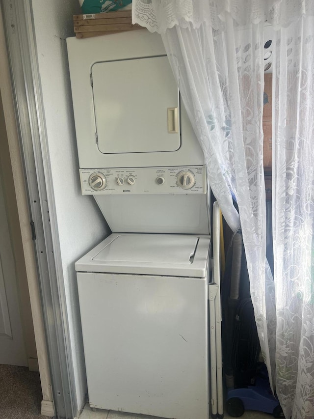 75 Flanders B B, Delray Beach, FL 33484 - washroom with laundry area and stacked washer / drying machine