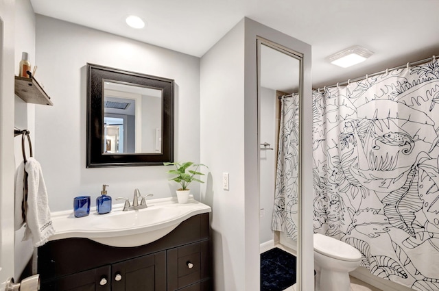 full bath featuring toilet, recessed lighting, vanity, and a shower with curtain