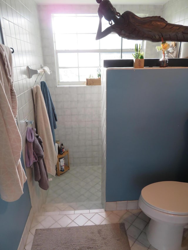 5372 Pine Cir, Coral Springs, FL 33067 - full bath featuring tile patterned flooring, tiled shower, and toilet