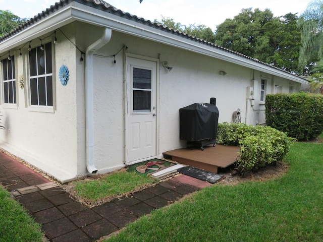 5372 Pine Cir, Coral Springs, FL 33067 - view of side of home featuring stucco siding, a tile roof, and a lawn