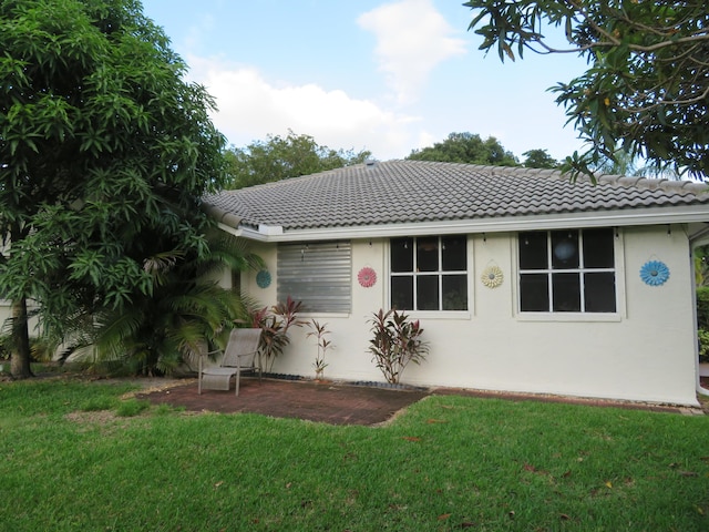 5372 Pine Cir, Coral Springs, FL 33067 - ranch-style home with a front yard, stucco siding, and a tile roof