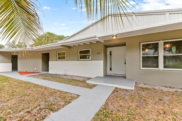 property entrance with stucco siding