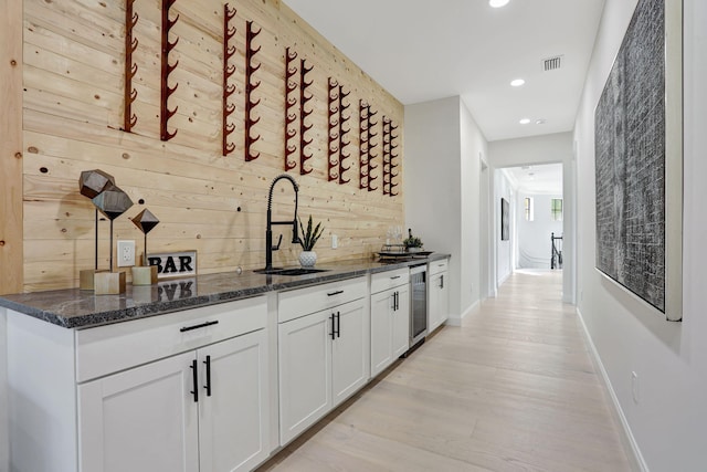 9387 Satinleaf Pl, Parkland, FL 33076 - bar featuring light wood-style flooring, a sink, visible vents, recessed lighting, and wine cooler