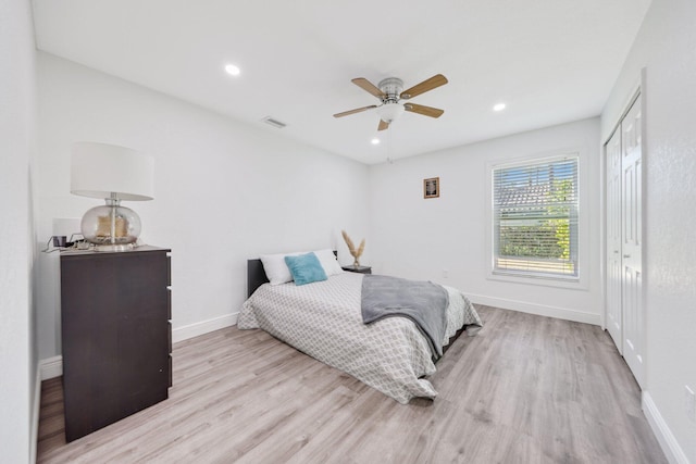 bedroom with wood finished floors, baseboards, recessed lighting, a ceiling fan, and a closet
