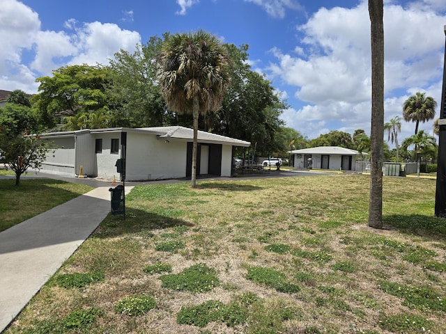 view of front of property featuring a front lawn